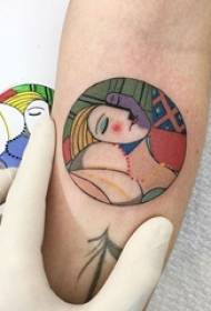 Meitenes rokas apgleznots ģeometriskas apaļas līnijas personāža tetovējuma attēls