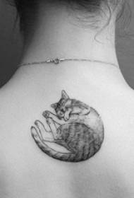 Zestaw tatuaży w stylu czarno-białym i wzorów tatuaży prostych zwierząt