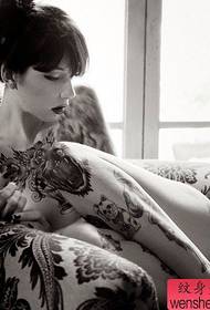 Kvinnans kreativa tatueringsarbete