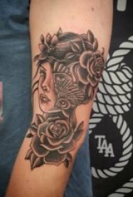 Lengan gadis di garis hitam ditusuk bunga dan karakter tato gambar