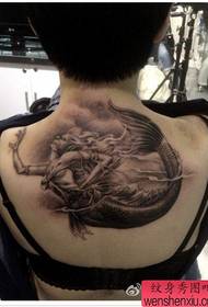 Prekrasni pop tetovaža sirena uzorak na leđima djevojke