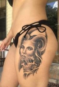 Meitene raksturs tetovējums raksts meitene augšstilbs raksturs portrets tetovējums skice attēlu