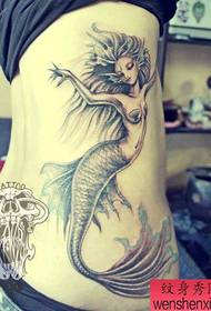 Vackra sjöjungfrun tatuering mönster populärt i midjan