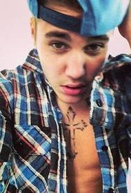 Hình xăm chữ thập ngực Bieber