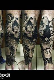 Motif de tatouage de jambe