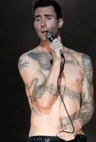Svart tatovering kreativt tatoveringsbilde av den amerikanske tatoveringsstjernen Adam Levine