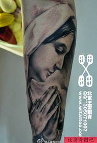 Brazo pop popular de patrón de tatuaxe de retrato da Virxe María
