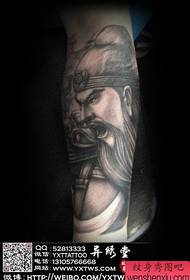 Un patró de tatuatge de Guan Gong en blanc i negre del popular braç