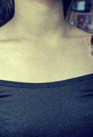 美麗流行的小燕子紋身在一個美麗的女人的肩膀上