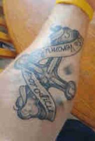Jednostavna slika križnog tetovaža muška ruka križ tetovaža