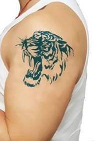 À l'omi li piace stu modellu di tatuatu feroce di tigre