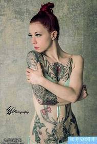 un mudellu di tatuaggi di una donna persunale