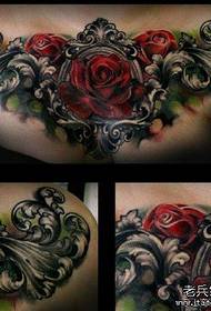 Krásne a krásne európske a americké ružové tetovanie na prednej časti hrudníka