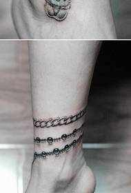 Lijepe noge i prekrasan uzorak tetovaže gležnjača
