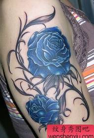Patró del tatuatge: un model de tatuatges de rosa magnífic i bonic per a dissenys de tatuatges de dones (boutique)