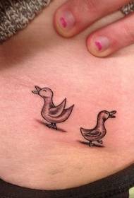 女子肚子上两只可爱的小鸭子纹身图案