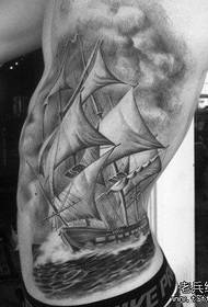 Modello di tatuaggio a vela classico bello a vita laterale