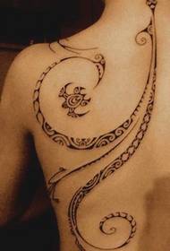 Smuk totem-tatovering på den kvindelige ryg