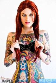 en kvinnes fargerike tatoveringsmønster