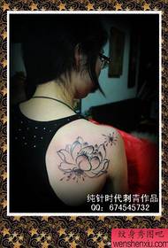 女性肩背流行唯美的水墨莲花纹身图案