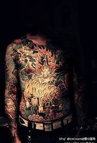 Homem parte superior do corpo tigre irritante tatuagem foto