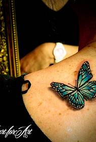 Smuk og smuk tatovering med 3d sommerfugl