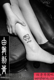 美しい女性の足のための美しいシンプルな象のタトゥーパターン