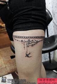 Djevojka omiljeni uzorak tetovaže lanaca za noge
