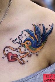 Модел на женска татуировка: Цвят на рамото Love Little Swallow Tattoo Pattern Tattoo Picture
