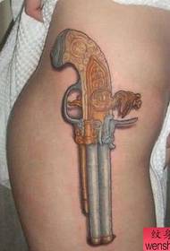 Chithunzi cha pistol tattoo pabwino (zithunzi zingapo)