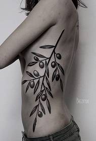 Obraz tatuażu z czarnymi poszarpanymi liśćmi