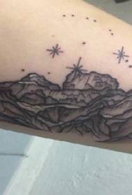 Hegycsúcs tetoválás lány karja a fekete szürke hegy tetején tetoválás kép