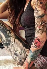 Seksi in ženstvena ženska tetovaža lisice lisice