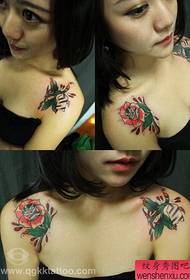 Pragtige roos tatoeëring op die skouer van 'n pragtige vrou