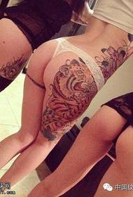 Seksīgo siksnu tetovējuma meitenes foto