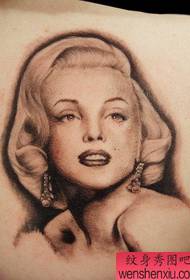 Piękny tatuaż portretowy Marilyn Monroe na plecach