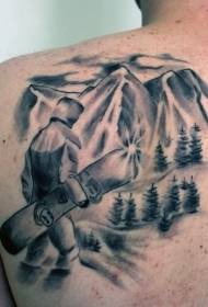 कंधे भूरा आदमी स्कीइंग और अल्पाइन टैटू चित्र