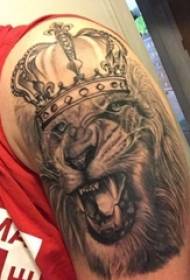 Lion ceann tattoo pictiúr buachaill lámh leon tattoo patrún