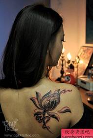 美しくて美しい女性の肩蓮タトゥーパターン