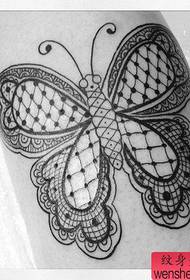 Un magnifique motif de tatouage de papillon en dentelle
