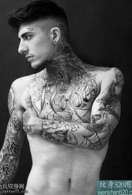 Polovina paže evropský a americký muž tetování vzor