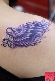 女性纹身图案:肩部彩色翅膀纹身图案纹身图片