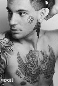 Motif de tatouage homme poitrine