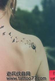 Modeli tatuazh i zogjve totem të luleradhiqjes së shpendëve