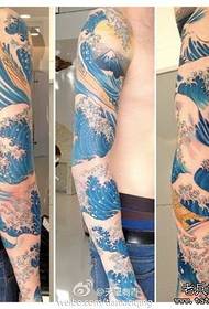 Un popular patrón de tatuaxe de onda fresca