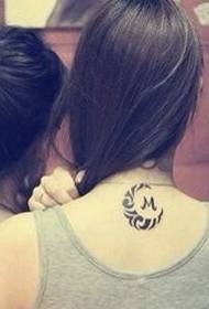 Liten tatuering totem mellan flickvänner