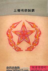 Trevligt snyggt färgat femspetsat tatueringsmönster för stjärnflamma