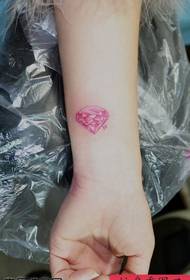 Motivo tatuaggio diamante colorato che piace alle ragazze