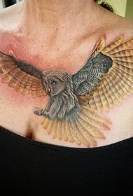 Реалістичний сова татуювання візерунок на грудях жінки