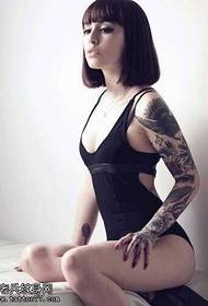 Gruaja është model shumë i bukur i tatuazheve